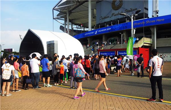 17일 오후 열린 제17회 인천아시아경기대회 남자 축구 A조 조별예선 대한민국과 말레이시아의 경기를 관람하기 위해 많은 축구팬들이 인천 문학경기장을 찾았다. 시민들이 문학경기장 북문 앞 매표소에서 입장권을 구매하기 위해 기다리고 있다. 사진=정백현 기자 andrew.j@