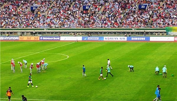 17일 오후 인천 문학경기장에서 열린 제17회 인천아시아경기대회 남자 축구 A조 조별예선 대한민국과 말레이시아의 경기 하프타임 중 경기장 관리 자원봉사자들이 파인 잔디를 긴급 보수하고 있다. 사진=정백현 기자 andrew.j@