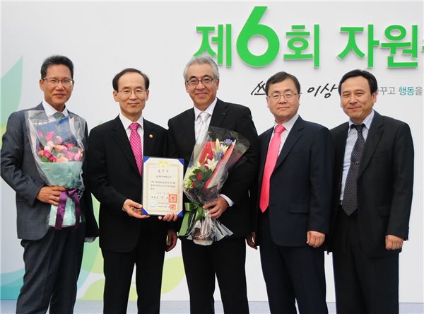 한국후지제록스는 ‘2014 자원순환 선도기업 대상’에서 대통령 표창을 수상했다고 14일 밝혔다. 사진=한국후지제록스 제공