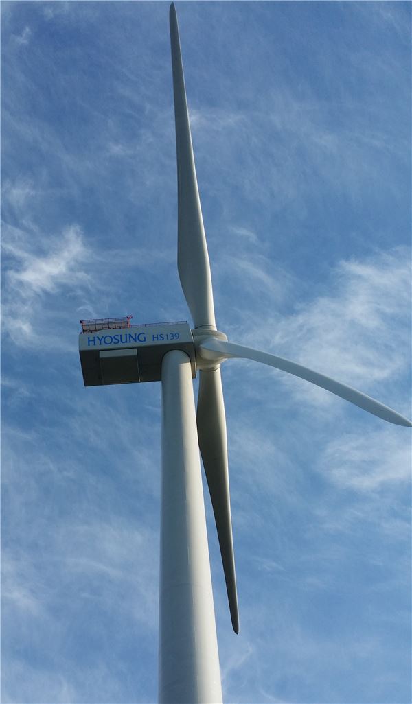 효성이 제주도 김녕실증단지에 설치 및 시험 운용하고 있는 5MW 해상용 풍력발전시스템의 모습. 사진 = 효성 제공