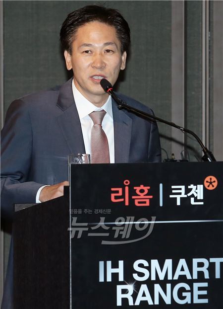 생활가전 전문기업 리홈쿠첸 상품기획총괄 이재성 상무가 18일 오전 서울 중구 소공동 프라자호텔에서 열린 한국형 3구 IH전기레인지 ‘쿠첸 IH스마트레인지’ 출시 기념 신제품 발표회에서 신제품을 설명하고 있다. 사진=이수길기자