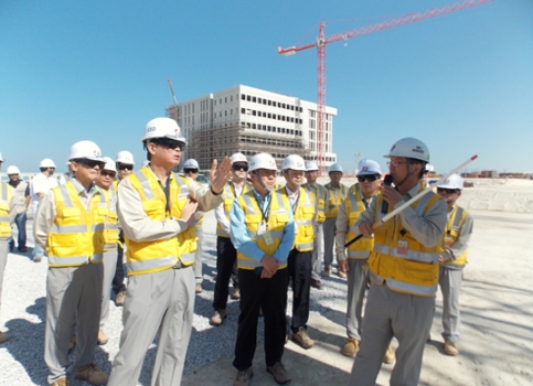 조환익 한국전력 사장이 지난 1월 24일 UAE 바라카 원전 건설현장을 점검하고 있다. 사진제공=한국전력