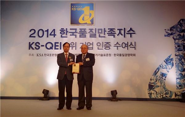 KCC가 18일 KS-QEI(한국품질만족지수) 바닥재, 창호세트, 실란트 3개부문에서 1위기업으로 선정돼 KCC 이철수이사(왼쪽)가 수상하고 있다. (오른쪽 한국표준협회 백수현 회장) 사진 = KCC 제공