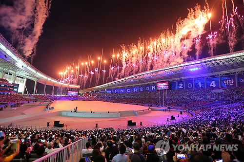 19일 인천아시아드주경기장에서 ‘2014 인천 아시안게임’ 개막식에서 화려한 불꽃놀이가 펼쳐지고 있다. 사진=연합뉴스 제공
