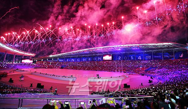 19일 오후 인천 연희동 인천아시아드주경기장에서 열린 ‘제17회 인천아시아경기대회’ 개막식 에서 화려한 불꽃쇼가 펼쳐지고 있다. 사진=이수길 기자 leo2004@