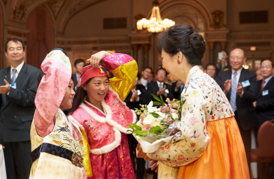 캐나다 동포간담회에서 꽃다발을 받고 있는 박근혜 대통령. 사진= 청와대 제공