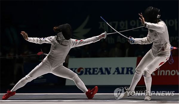 여자 펜싱 플뢰레 개인전에서 전희숙(왼쪽)이 리 후이린 선수를 공격하고 있다. 사진=연합뉴스