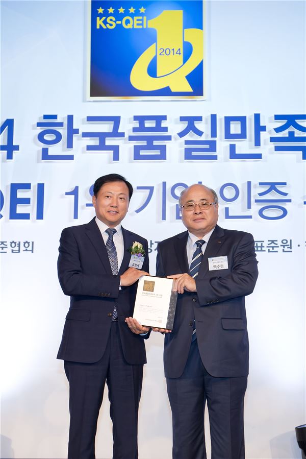 에몬스가구 조성제 사장(왼쪽), 백수현 표준협회 회장