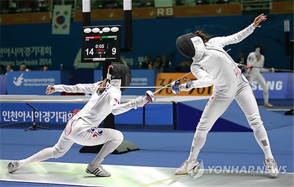 22일 경기도 고양시 고양체육관에서 열린 '2014 인천 아시안게임' 펜싱 여자 에뻬 개인전 8강 신아람(왼쪽) 대 니콜 타너스(레바논)의 경기에서 양 선수가 접전을 벌이고 있다. 사진=연합뉴스 제공