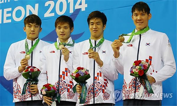 박태환, 남기웅, 양준혁, 정정수이 팀을 이룬 우리나라 대표팀은 일본, 중국에 이어 동메달을 차지했다. 사진=연합뉴스 제공
