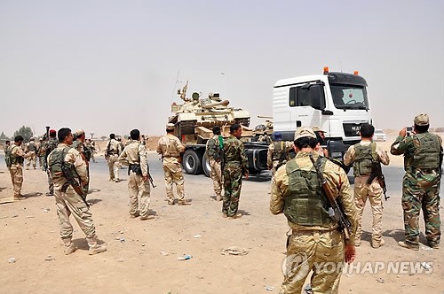 이라크 북부 쿠르드자치정부(KRG) 군이 유전지대 키르쿠크 외곽을 경비하고 있다. 사진=연합뉴스 제공