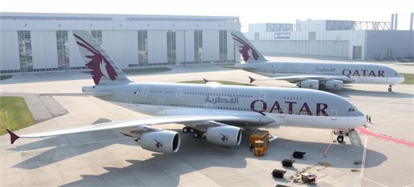 카타르항공은 지난 18일 도하의 하마드 국제공항에서 첫 ‘A380 수퍼점보’인도를 완료하고 기념식을 가졌다. 사진 = 카타르 항공
