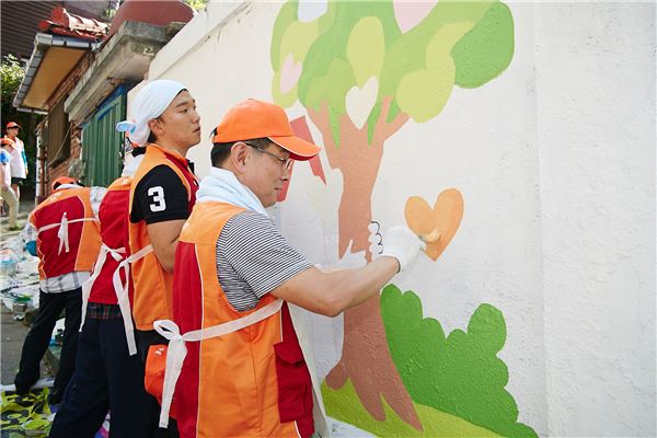 SK루브리컨츠 이기화 사장(제일 오른쪽)은 22일 오후 서울시 은평구 녹번동에 위치한 ‘산골마을’에서 본사 임직원 40명과 함께 벽화 그리기 봉사활동을 실시했다. 사진 = SK이노베이션 제공