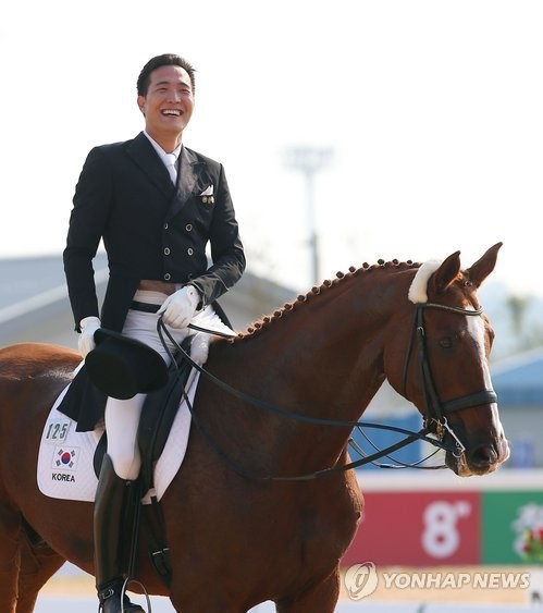 김승연 한화그룹 회장의 막내아들인 승마 김동선(한화갤러리아) 선수가 23일 열린 제17회 인천아시안게임 승마 마장마술 개인전 결승전에서 은메달을 획득했다. 사진=연합뉴스