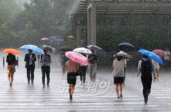 갑작스런 폭우가 내린 지난 8월 26일 오후 서울 여의도환승센터 부근에서 우산을 쓴 시민들이 빗속을 걷고 있다. 사진=이수길 기자 leo2004@