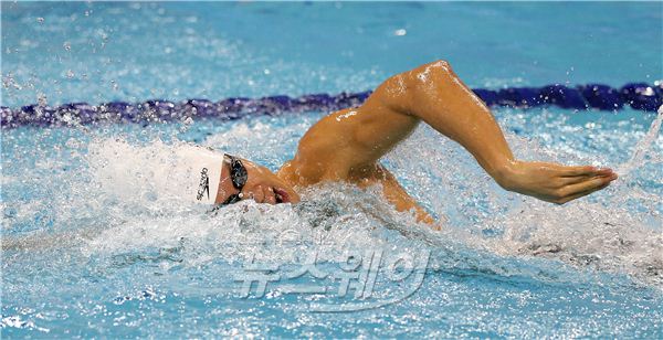 박태환(25, 인천시청)이 24일 오후 인천 문학박태환수영장에서 열린 대회 남자 계영 400ｍ 결선에서 김성겸(국군체육부대), 양준혁(서울대), 남기웅(동아대)과 한 조를 이뤄 동메달을 땄다. 박태환이 수영하고 있는 모습. 사진=김동민 기자 life@newsway.co.kr