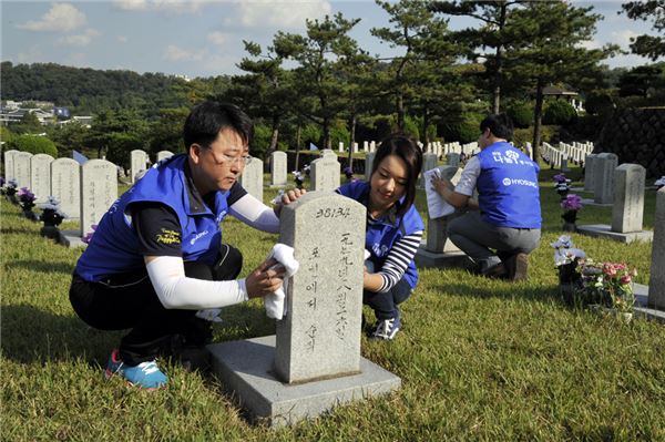 효성 임직원들이 25일 국립 서울현충원을 방문해 묘역 정화활동을 펼치고 있다. 사진 = 효성 제공
