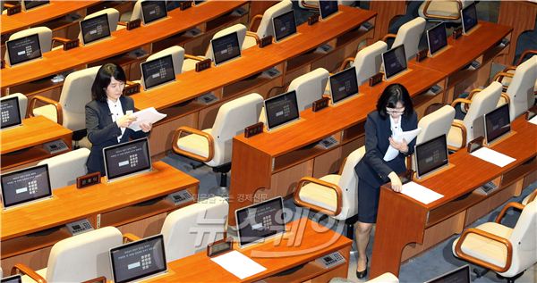 26일 오후 새정치민주연합 의원들의 불참한 본회의가 개회 5분 만에 산회됐다. 국회 직원들이 본회의 심의 안건 요지안을 새정치민주연합 의원들 책상에 올려놓고 있다. 사진=김동민 기자 life@newsway.co.kr