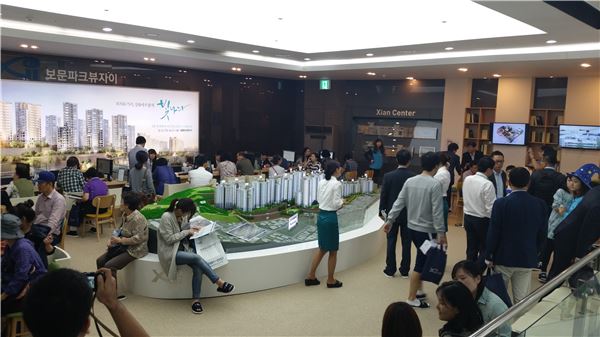 ‘보문파크뷰자이’ 방문객들이 내부를 구경하고 있다. 사진=서승범 기자 seo6100@<br />
