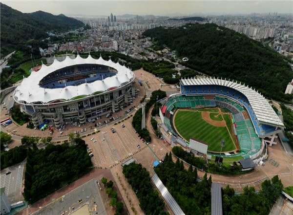 인천 문학경기장 전경. 왼쪽이 주경기장이고 오른쪽이 야구장이다.