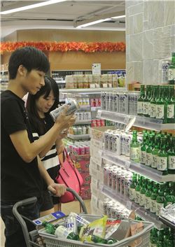 중국 상해 시내에 위치한 지우광(久光) 백화점 내 프레쉬 마트에서 고객들이 하이트진로 상품을 살펴보는 모습. 사진=하이트진로 제공