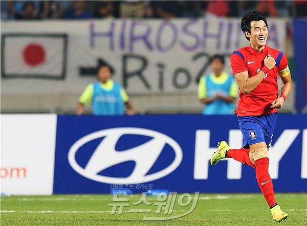 인천아시안게임 한국축구대표팀이 28일 오후 인천 문학경기장에서 열린 한국-일본 8강 축구에서 일본을 누르고 결승에 진출했다. 경기 종료를 앞두고 장현수 선수의 페널티킥으로 1:0 승리를 했다. 장현수 선수가 골을 넣은 후 세레모니를 하고 있다. 사진=김동민 기자 life@newsway.co.kr