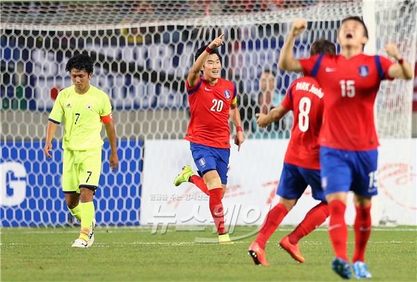 인천아시안게임 한국축구대표팀이 28일 오후 인천 문학경기장에서 열린 한국-일본 8강 축구에서 일본을 누르고 결승에 진출했다. 경기 종료를 앞두고 장현수 선수의 페널티킥으로 1:0 승리를 했다. 장현수 선수(가운데)가 골을 넣은 후 세레모니를 하고 있다. 사진=김동민 기자 life@newsway.co.kr