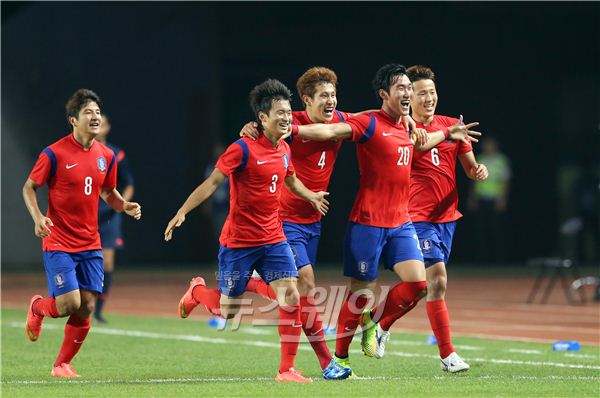 인천아시안게임 한국축구대표팀이 28일 오후 인천 문학경기장에서 열린 한국-일본 8강 축구에서 일본을 누르고 결승에 진출했다. 경기 종료를 앞두고 장현수 선수의 페널티킥으로 1:0 승리를 했다. 장현수 선수(오른쪽에서 두 번째)가 골을 넣은 후 세레모니를 하고 있다. 사진=김동민 기자 life@newsway.co.kr