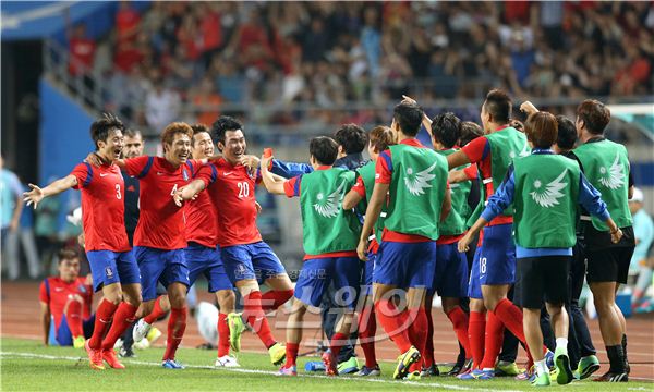 인천아시안게임 한국축구대표팀이 28일 오후 인천 문학경기장에서 열린 한국-일본 8강 축구에서 일본을 누르고 결승에 진출했다. 경기 종료를 앞두고 장현수 선수의 페널티킥으로 1:0 승리를 했다. 장현수 선수가 골을 넣은 후 세레모니를 하고 있다. 사진=김동민 기자 life@newsway.co.kr<br />
<br />
‘축구’, ‘한국 일본’, ‘한국 일본 축구’, ‘장현수’, ‘아시안게임 한국’<br />
<br />
28일 오후 인천 문학경기장에서 열린 한국-일본 인천아시안게임 남자 축구 8강전에서 한국이 장현수 선수의 페널티킥으로 1:0으로 일본을 이겼다. 한국은 주장 장현수가 후반 40분 이종호가 일본의 오시마 료타의 반칙으로 얻은 페널티킥을 오른발 인사이드로 골문 안으로 차 넣어 득점을 했다. <br />
<br />
인천아시안게임 남자 축구 8강전에서 일본을 이긴 한국은 한국은 오는 2일 치르는 결승전에서 28년 만의 아시안게임 금메달을 노린다.