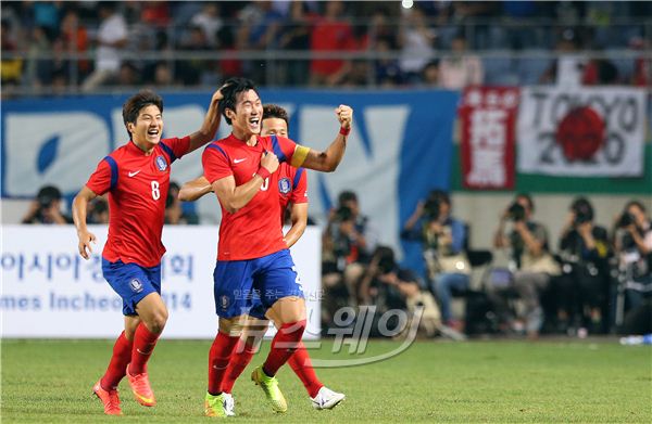 인천아시안게임 한국축구대표팀이 28일 오후 인천 문학경기장에서 열린 한국-일본 8강 축구에서 일본을 누르고 결승에 진출했다. 경기 종료를 앞두고 장현수 선수의 페널티킥으로 1:0 승리를 했다. 장현수 선수가 골을 넣은 후 세레모니를 하고 있다. 사진=김동민 기자 life@newsway.co.kr