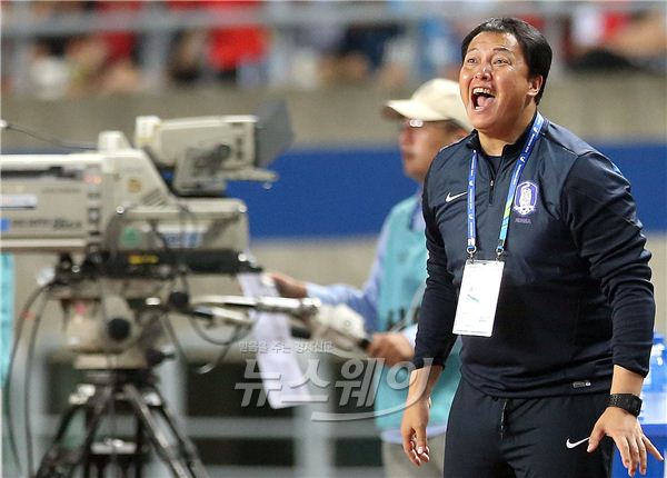 인천아시안게임 한국축구대표팀이 28일 오후 인천 문학경기장에서 열린 한국-일본 8강 축구에서 일본을 누르고 결승에 진출했다. 경기 종료를 앞두고 장현수 선수의 페널티킥으로 1:0 승리를 했다. 1:0으로 한국이 리드하고 있는 후반, 이운재 코치가 선수들에게 집중해라고 외치고 있다. 사진=김동민 기자 life@newsway.co.kr