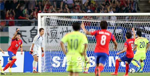 인천아시안게임 한국축구대표팀이 28일 오후 인천 문학경기장에서 열린 한국-일본 8강 축구에서 일본을 누르고 결승에 진출했다. 경기 종료를 앞두고 장현수 선수의 페널티킥으로 1:0 승리를 했다. 장현수 선수(왼쪽)가 골을 넣은 후 세레모니를 하고 있다. 사진 오른쪽 하단에 장현수 선수가 넣은 골이 골대에 들어가 있다. 사진=김동민 기자 life@newsway.co.kr