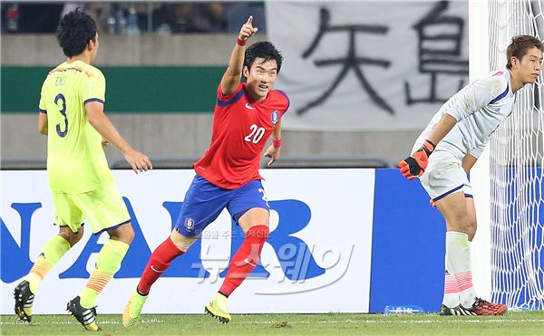 인천아시안게임 한국축구대표팀이 28일 오후 인천 문학경기장에서 열린 한국-일본 8강 축구에서 일본을 누르고 결승에 진출했다. 경기 종료를 앞두고 장현수 선수의 페널티킥으로 1:0 승리를 했다. 장현수 선수가 골을 넣은 후 세레모니를 하고 있다. 사진=김동민 기자 life@newsway.co.kr