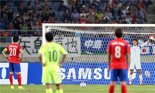 인천아시안게임 한국축구대표팀이 28일 오후 인천 문학경기장에서 열린 한국-일본 8강 축구에서 일본을 누르고 결승에 진출했다. 경기 종료를 앞두고 장현수 선수의 페널티킥으로 1:0 승리를 했다. 장현수 선수(왼쪽)가 페널티킥을 찰 준비를 하고 있는 모습. 사진=김동민 기자 life@newsway.co.kr