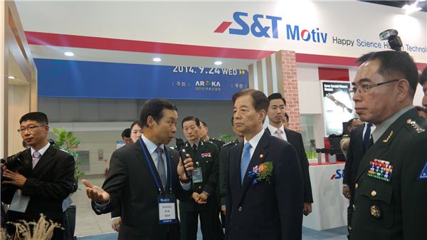 지난 23일 한민구국방부장관이 대한민국 방위산업전 (Defense Expo Korea) 2014에 참석해 S&T모티브 부스를 방문했다. 사진=S&T모티브 제공