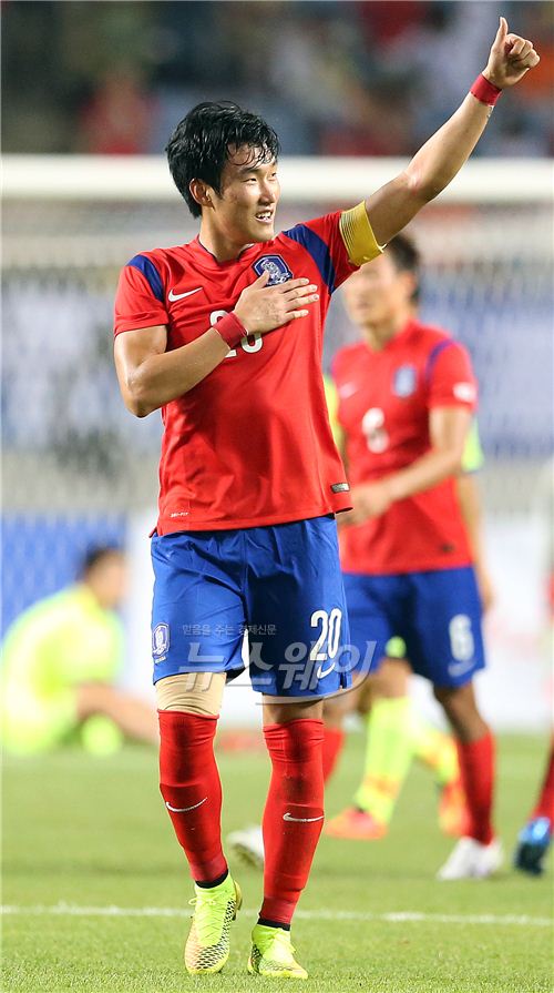 인천아시안게임 한국축구대표팀이 28일 오후 인천 문학경기장에서 열린 한국-일본 8강 축구에서 일본을 누르고 결승에 진출했다. 경기 종료를 앞두고 장현수 선수의 페널티킥으로 1:0 승리를 했다. 장현수 선수가 일본전 경기 종료후 관중석으로 엄지 손가락 올리고 있다. 사진=김동민 기자 life@newsway.co.kr