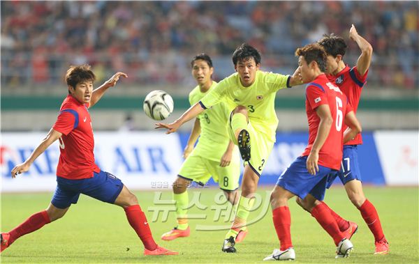 인천아시안게임 한국축구대표팀이 28일 오후 인천 문학경기장에서 열린 한국-일본 8강 축구에서 일본을 누르고 결승에 진출했다. 경기 종료를 앞두고 장현수 선수의 페널티킥으로 1:0 승리를 했다. 장현수 선수의 골로 1:0으로 앞서고 있는 후반 일본의 엔도 선수가 슈팅을 하고 있다. 사진=김동민 기자 life@newsway.co.kr