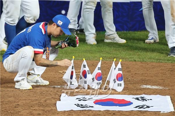 아시안게임 야구 2연패를 달성한 대표팀이 시상식을 마치고 마운드에 태극기를 꼽고있다. 사진=이수길기자 leo2004@newsway.co.kr