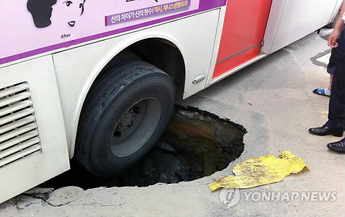 지난 달 울산의 한 도로에서 땅꺼짐 현상에 발생해 바퀴가 구멍에 빠진 시내버스. 사진=연합뉴스 제공