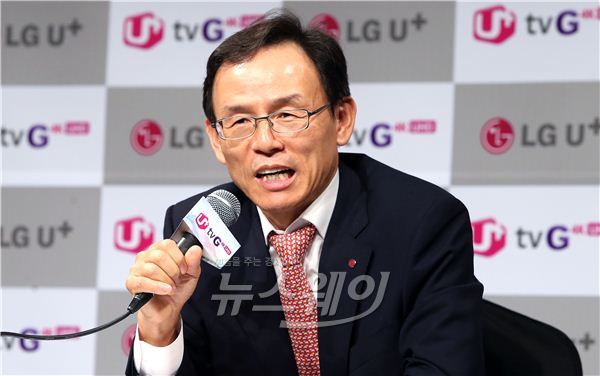 LG유플러스는 30일 서울 나인트리 컨벤션에서 기자간담회를 열고 IPTV 사업자 중 세계 최초로 쿼드코어 UHD 셋톱박스를 출시했다. 최주식 SC본부 부사장의 취재진 질문에 답하고 있다. 사진=김동민 기자 life@newsway.co.kr