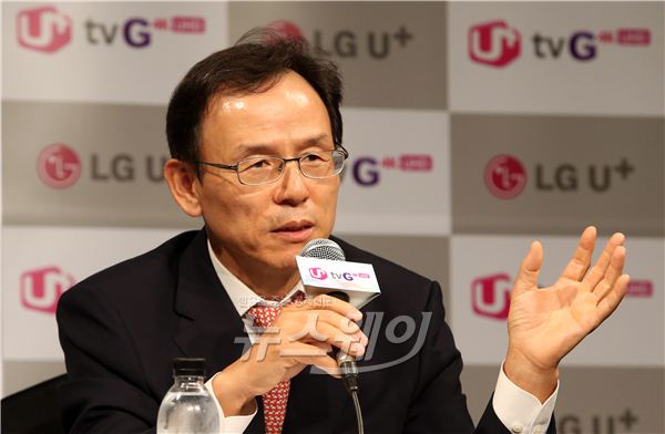 최주식 LG유플러스 SC본부장(부사장)이 30일 기자간담회에서 취재진의 질문에 답하고 있다. 사진=김동민 기자 life@newsway.co.kr