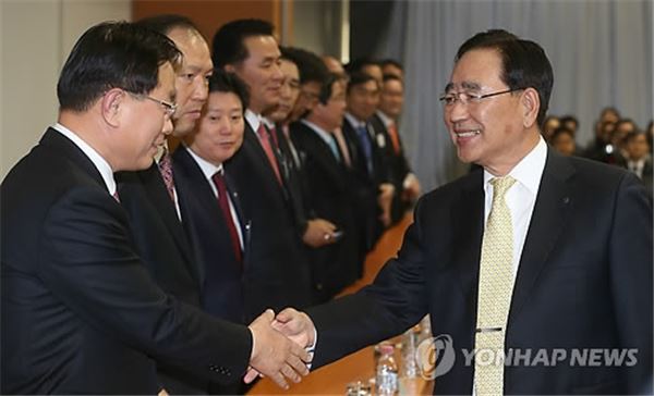 (오른쪽)한동우 신한금융지주 회장이 서진원 신한은행장과 악수하고 있다. 사진=연합뉴스