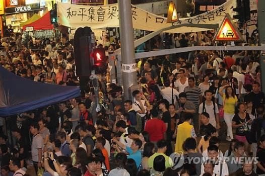 홍콩 행정장곤 선거에 반대하는 홍콩 시민들 사진=연합뉴스 제공