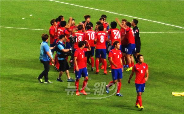 대한민국 축구 대표팀 선수들이 2일 오후 인천 문학경기장에서 열린 제17회 인천아시아경기대회 남자 축구 결승전에서 조선민주주의인민공화국에 1-0으로 승리를 거둔 뒤 댄스 세리머니를 펼치고 있다. 사진=정백현 기자 andrew.j@