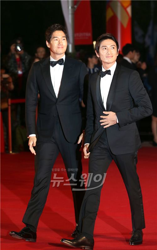 올해로 19회를 맞는 부산국제영화제(BIFF)가 2일 오후 6시부터 부산 해운대구 우동 영화의 전당에서 열린다. 부산국제영화제에 참가한 배우 유지태(왼쪽) 등이 영화의 전당에 설치된 레드카펫에 입장하고 있다. 사진= 김동민 기자 life@newsway.co.kr