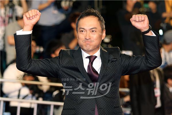 올해로 19회를 맞는 부산국제영화제(BIFF)가 2일 오후 6시부터 부산 해운대구 우동 영화의 전당에서 열렸다. 부산국제영화제에 참가한 일본배우 와타나베 켄이 영화의 전당에 설치된 레드카펫에 입장하고 있다. 사진= 김동민 기자 life@newsway.co.kr