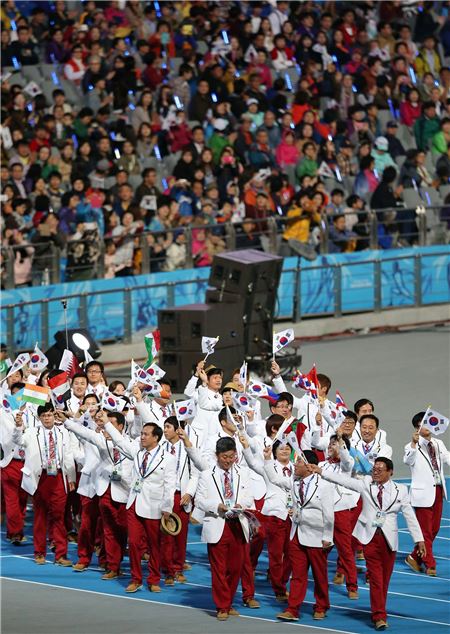 제17회 인천아시아경기대회에 출전했던 대한민국 선수들이 4일 오후 인천아시아드주경기장에서 열린 폐막식에 입장하고 있다. 사진=인천아시아경기대회 조직위원회 제공