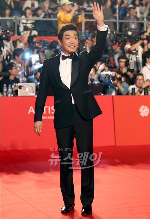 올해로 19회를 맞는 부산국제영화제(BIFF)가 2일 오후 6시부터 부산 해운대구 우동 영화의 전당에서 열렸다. 부산국제영화제에 참가한 배우 손형주가 영화의 전당에 설치된 레드카펫에 입장하고 있다. 사진= 김동민 기자 life@newsway.co.kr