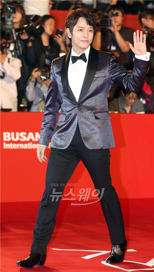 올해로 19회를 맞는 부산국제영화제(BIFF)가 2일 오후 6시부터 부산 해운대구 우동 영화의 전당에서 열렸다. 부산국제영화제에 참가한 배우 겸 가수 김정훈이 영화의 전당에 설치된 레드카펫에 입장하고 있다. 사진= 김동민 기자 life@newsway.co.kr