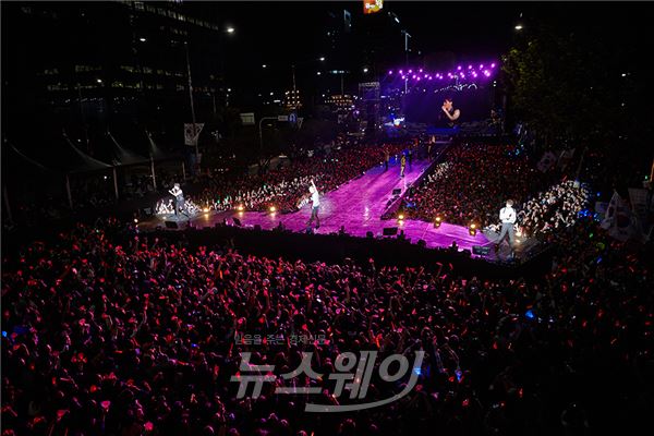 JYJ, ‘강남 한류 페스티벌’ 단독 콘서트 성료···일요일밤 영동대로 뜨겁게 달군 ‘열기’ 기사의 사진
